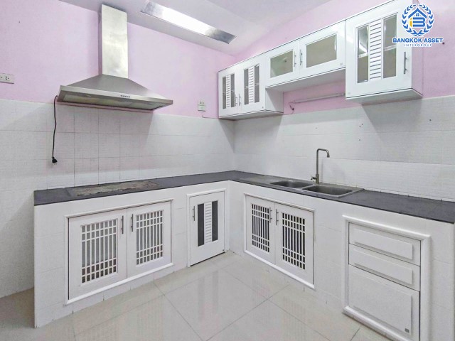 ทาวน์เฮ้าส์มือสองย่านนนทบุรี ม.ศุธาวัลย์ บางกรวย-ไทรน้อย เนื้อที่ 17.6 ตร.ว. ฟังก์ชัน 3 ห้องนอน 1 ห้องน้ำ 1 ที่จอดรถ บนทำเลเยี่ยม เชื่อมต่อถ.ราชพฤกษ์ ถ.กาญจนาภิเษก และถ.รัตนาธิเบศร์ เพียง 3 นาทีถึง MRT "สถานีบางพลู" ใกล้จุดขึ้นทางด่วน "กาญจนาภิเษก"